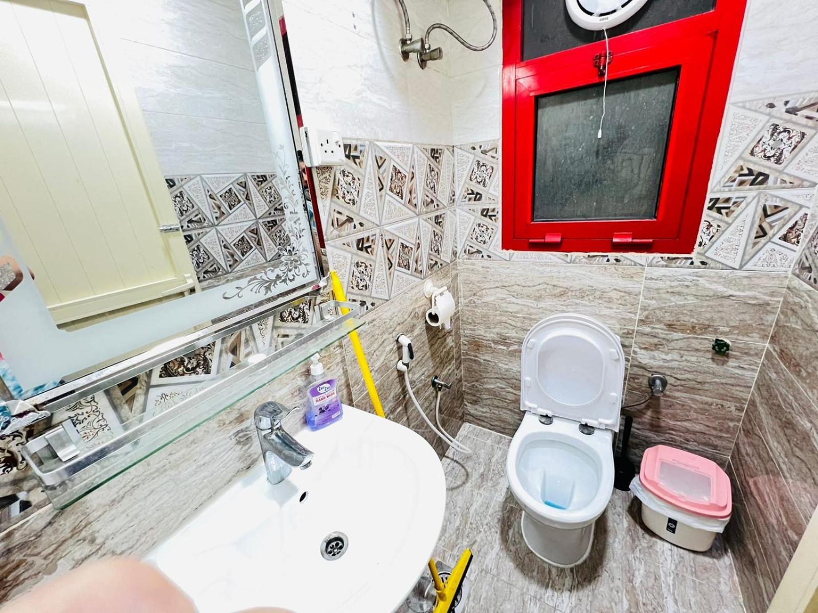 شقة Moon Backpackers , Al Rigga , Partition For Couples And For Singles دبي المظهر الخارجي الصورة